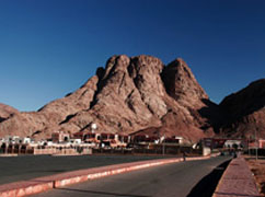 Проезд туристическим автобусам запрещен египетскими властями.